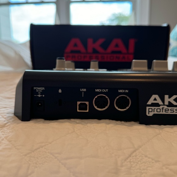 Rare Akai Professional MPD26 USB/MII Pad Controller for Hip-Hop Production - Picture 8 of 13